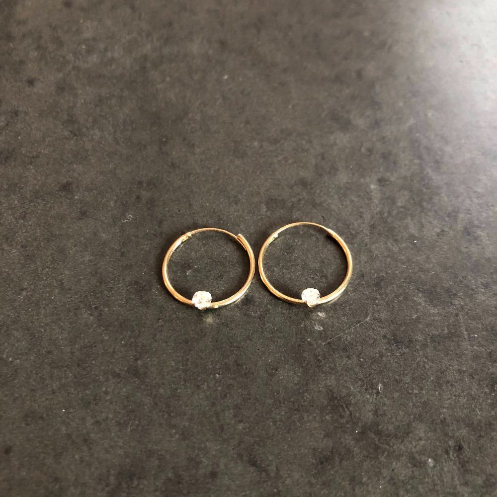 Small hoop earrings with studs